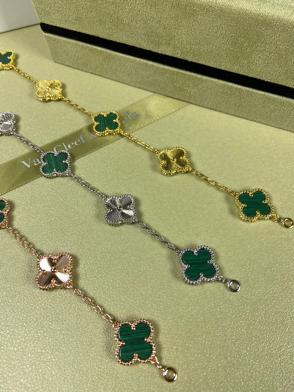 X5X94VA181K  Popular bracelets  5 flowers normal size1.5cm flower