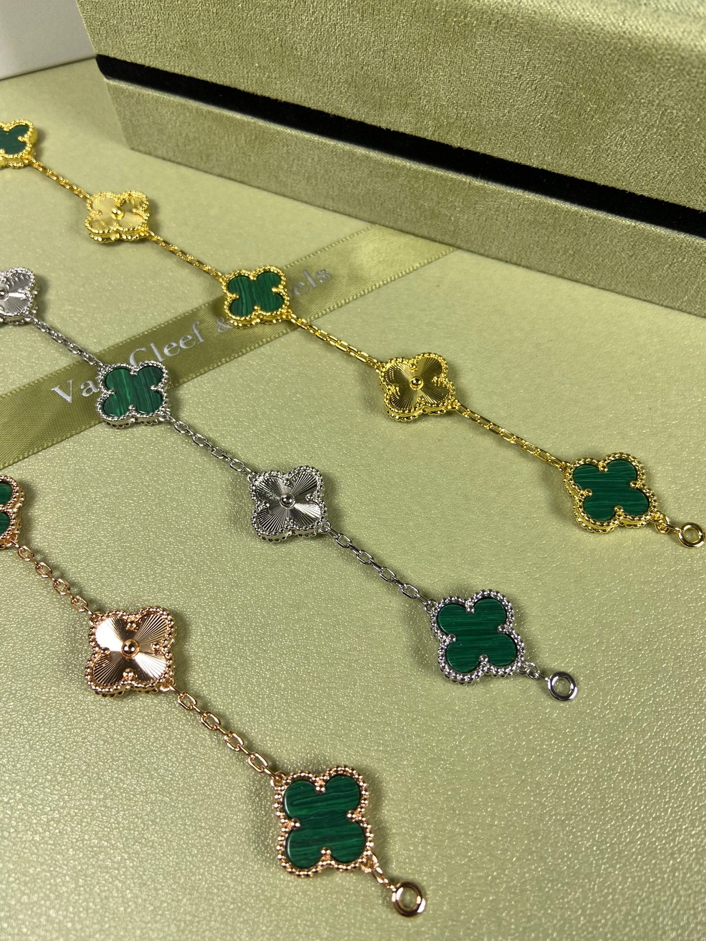 X5X94VA181K  Popular bracelets  5 flowers normal size1.5cm flower