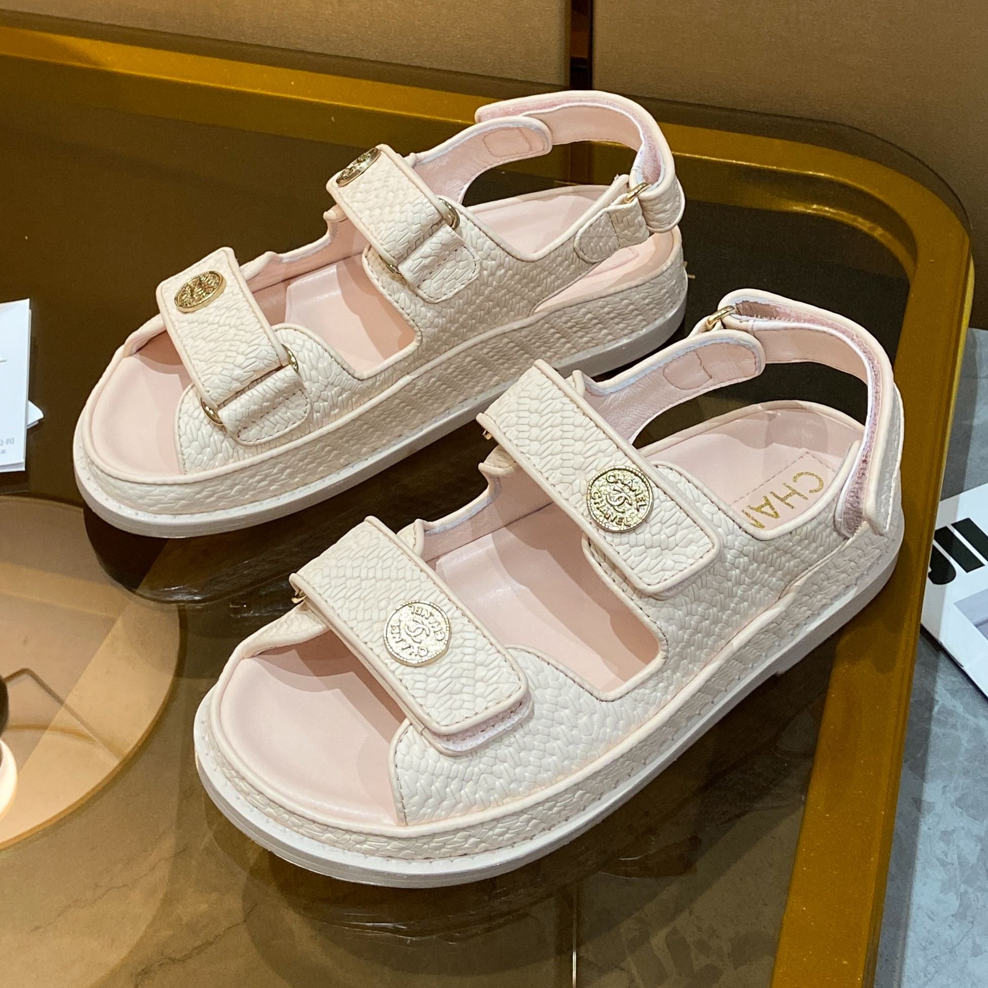 Z2Q55C49 Popular leather shoes