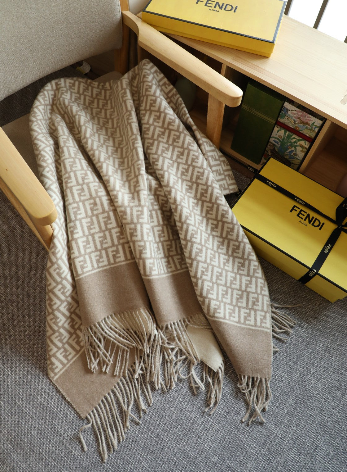W1R86F17 Popular cape