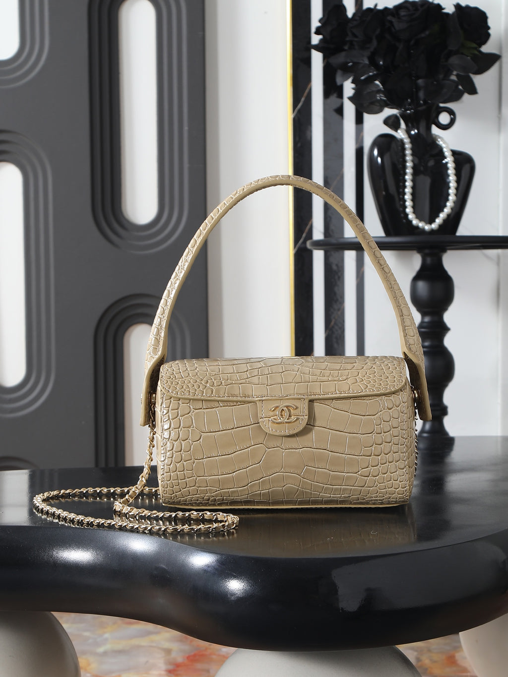 B1R76C22 Popular leather bag