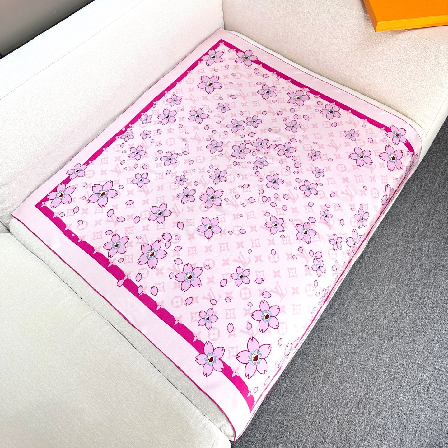 W1N55E62 Popular Silk Scarve