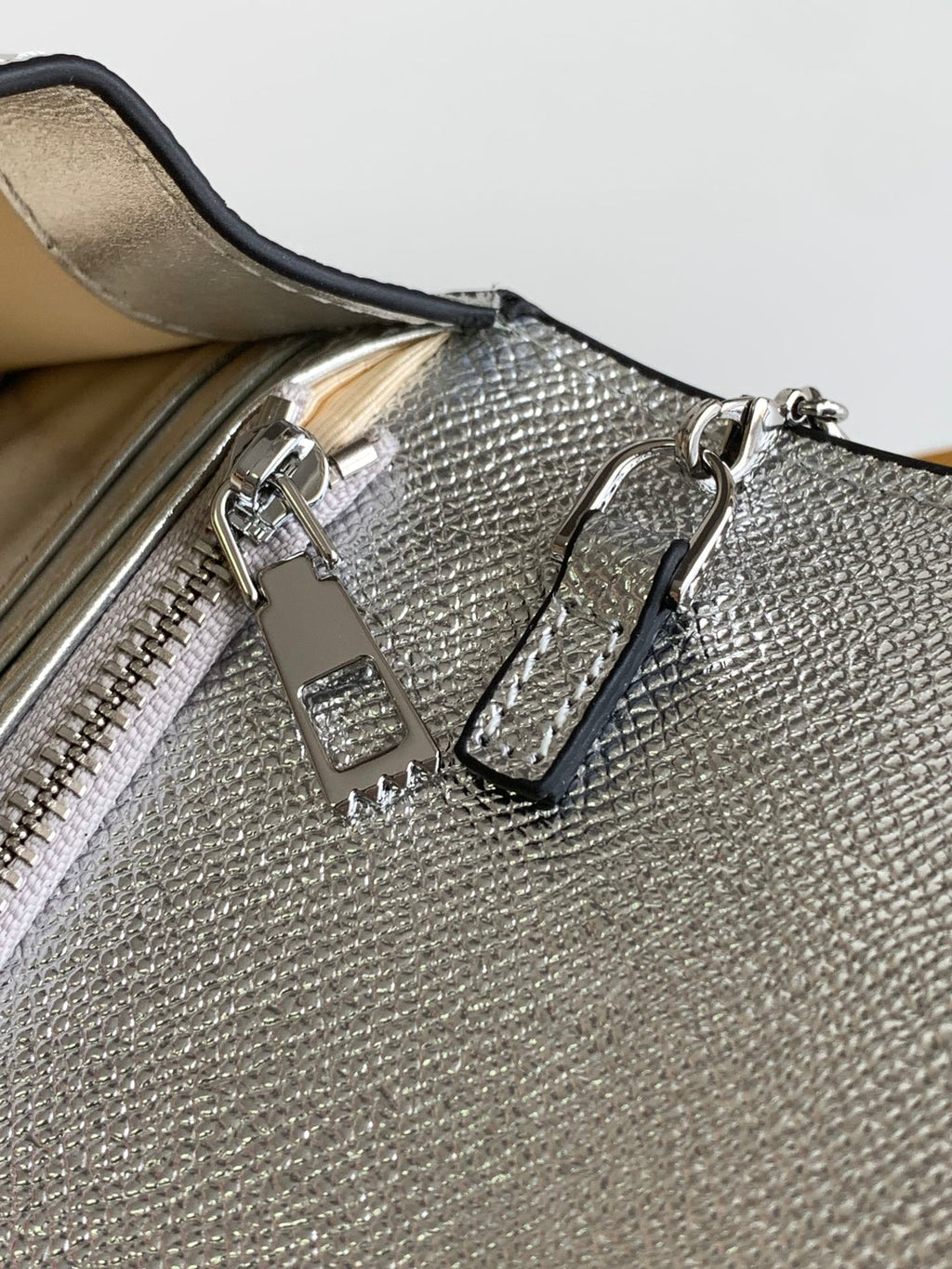 B1X44VL272 Popular leather bag 