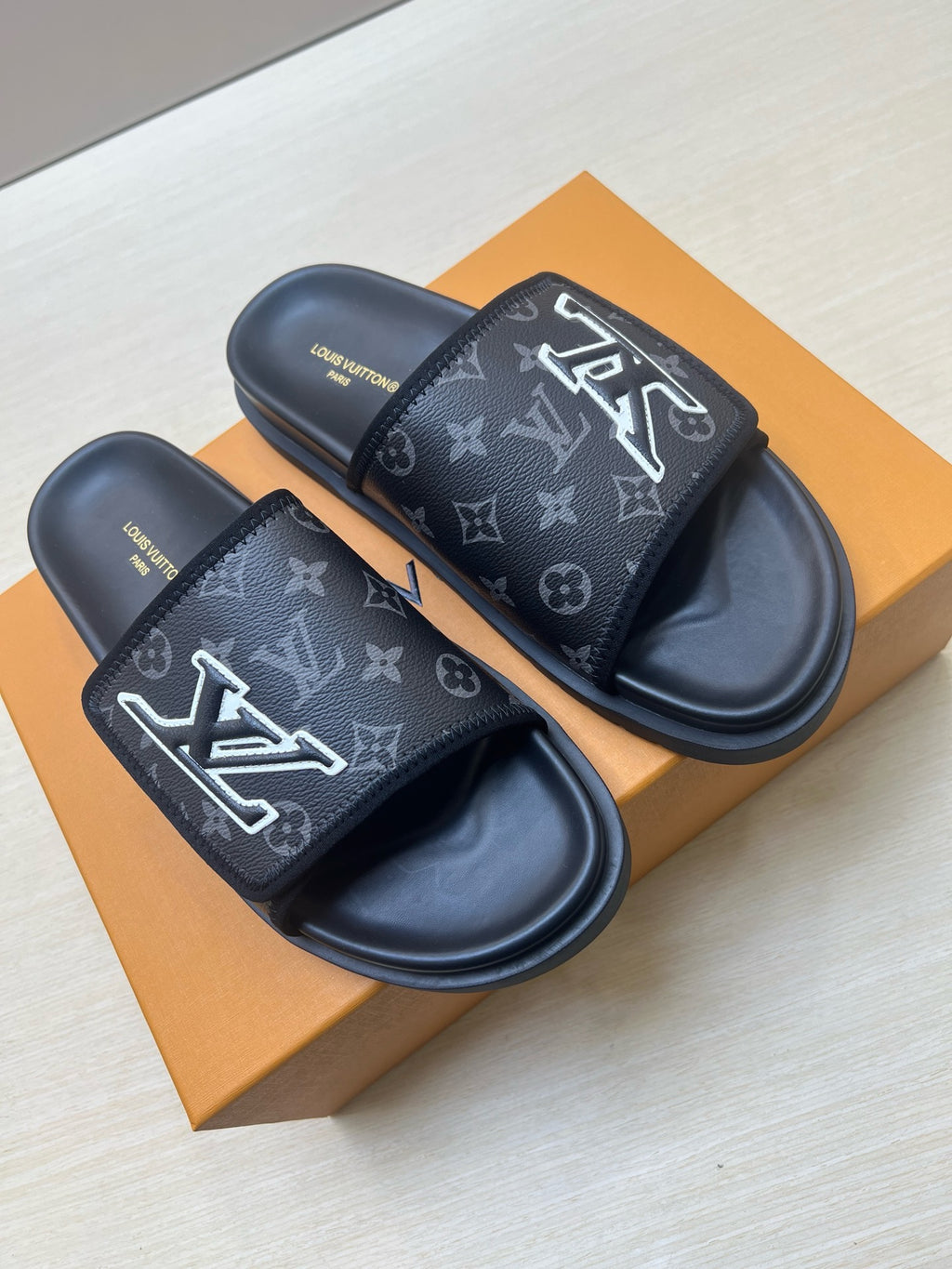 Z5R66E21 Popular  Slippers