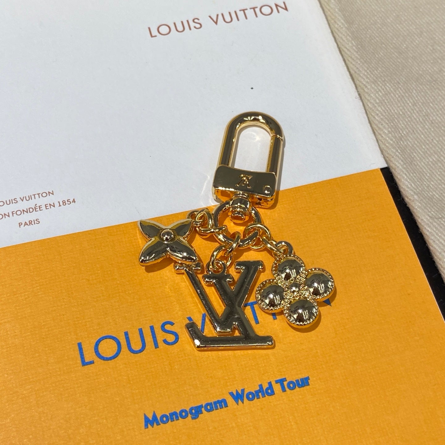 A1Z105E101 Popular bag 's charms accessories