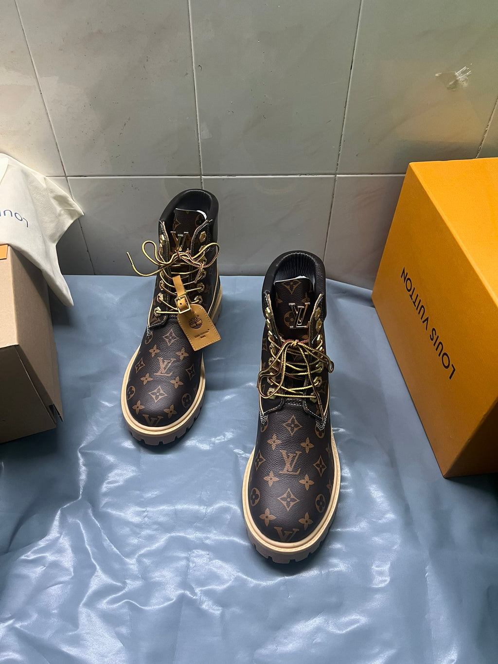 Z2Q105E382 Popular high-quality leather Boots