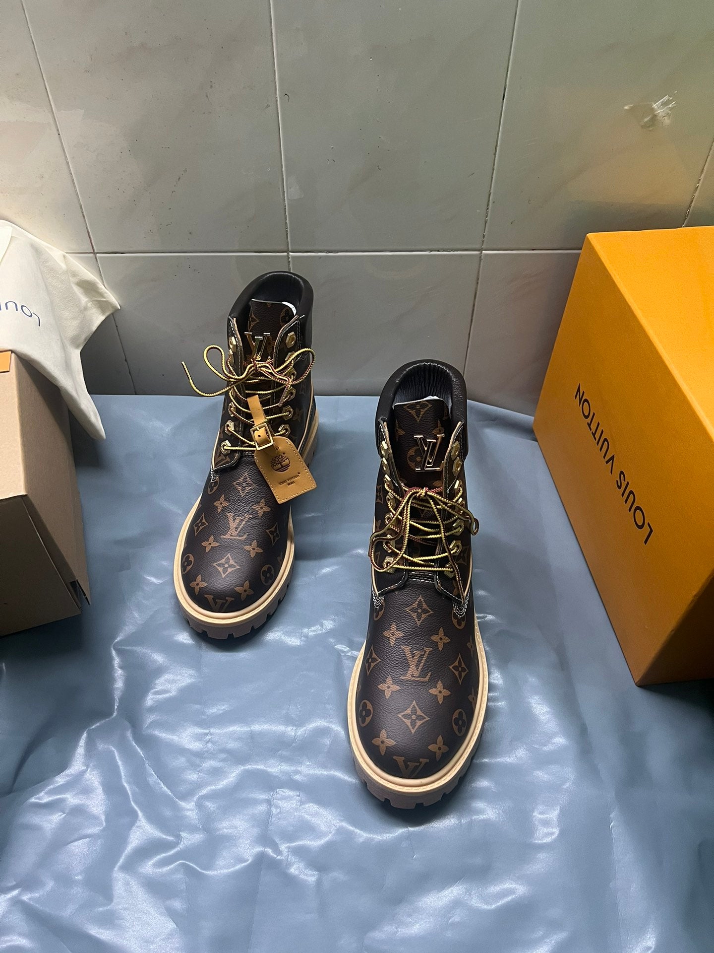 Z2Q105E382 Popular high-quality leather Boots