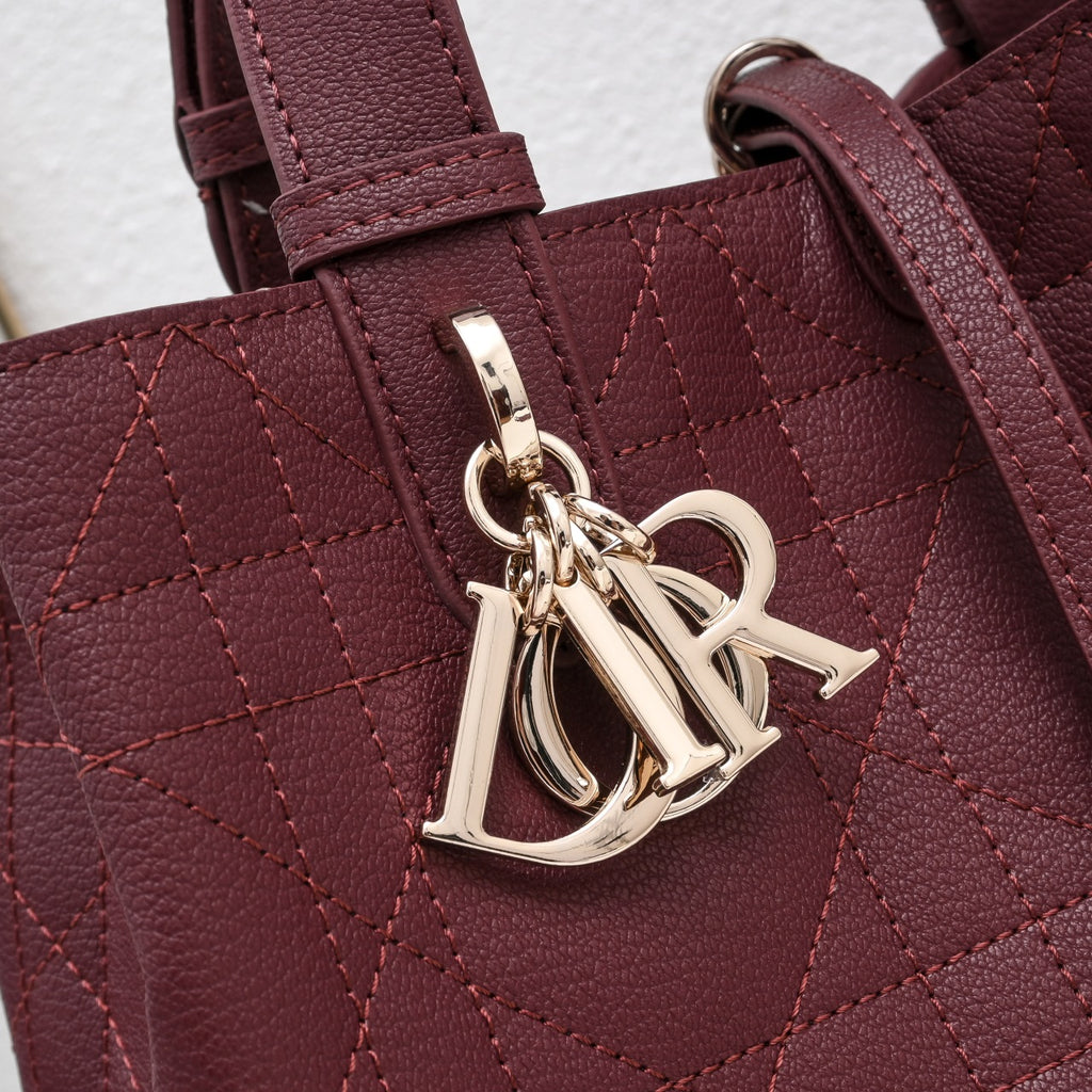 B1R76D42 Popular leather bag