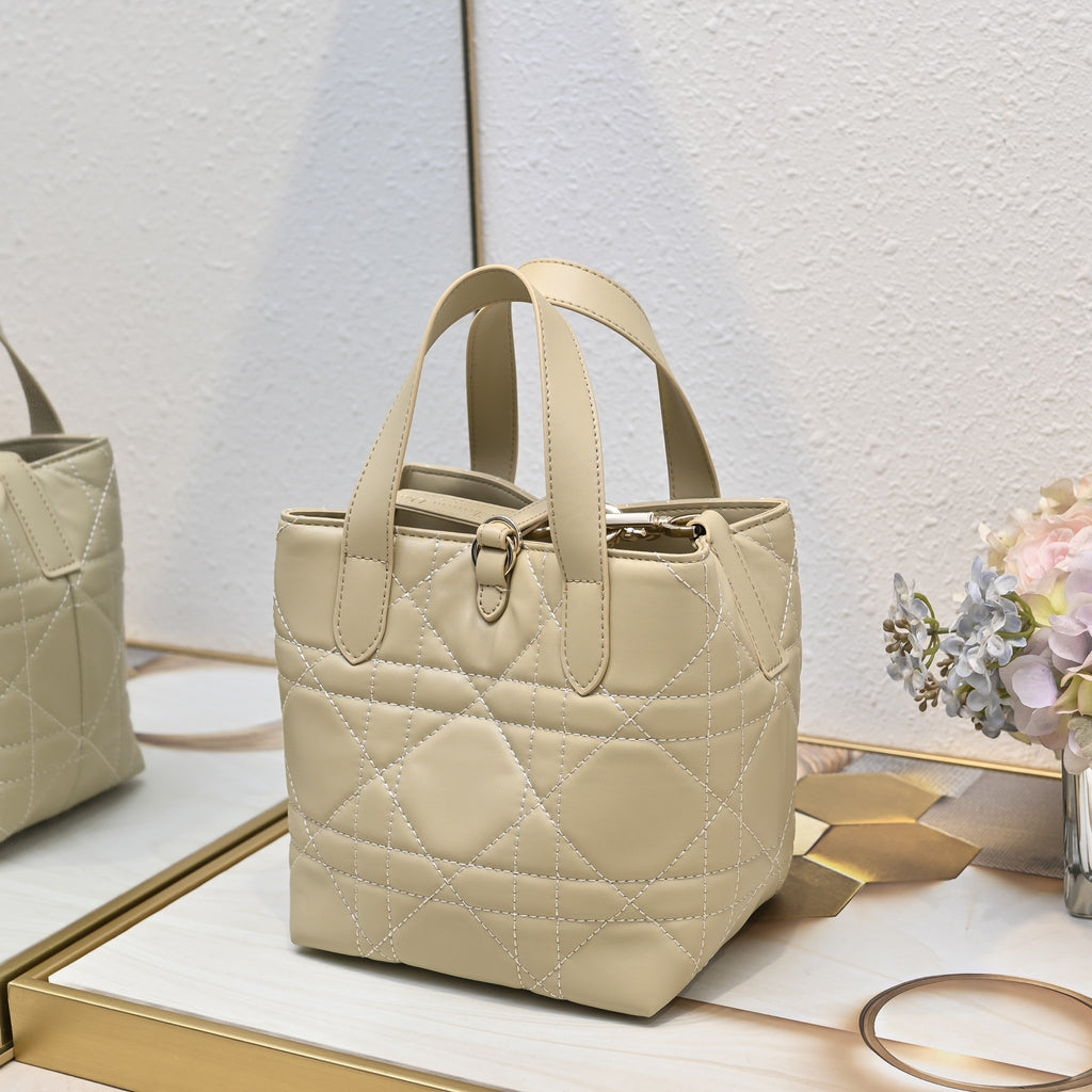 B1W15D17 Popular leather bag