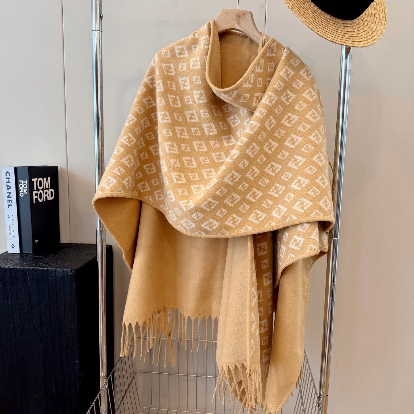 W1R86F59 Popular cape