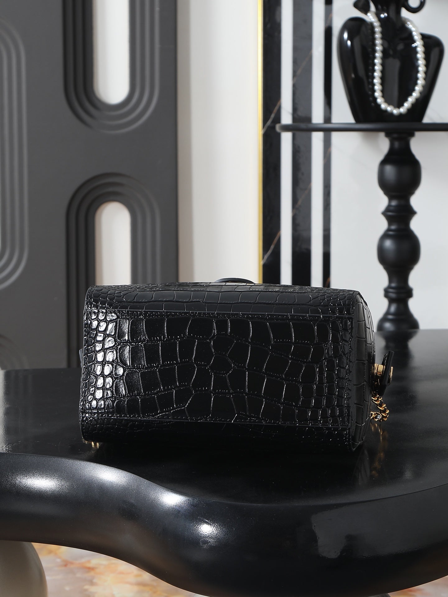 B1R76C22 Popular leather bag