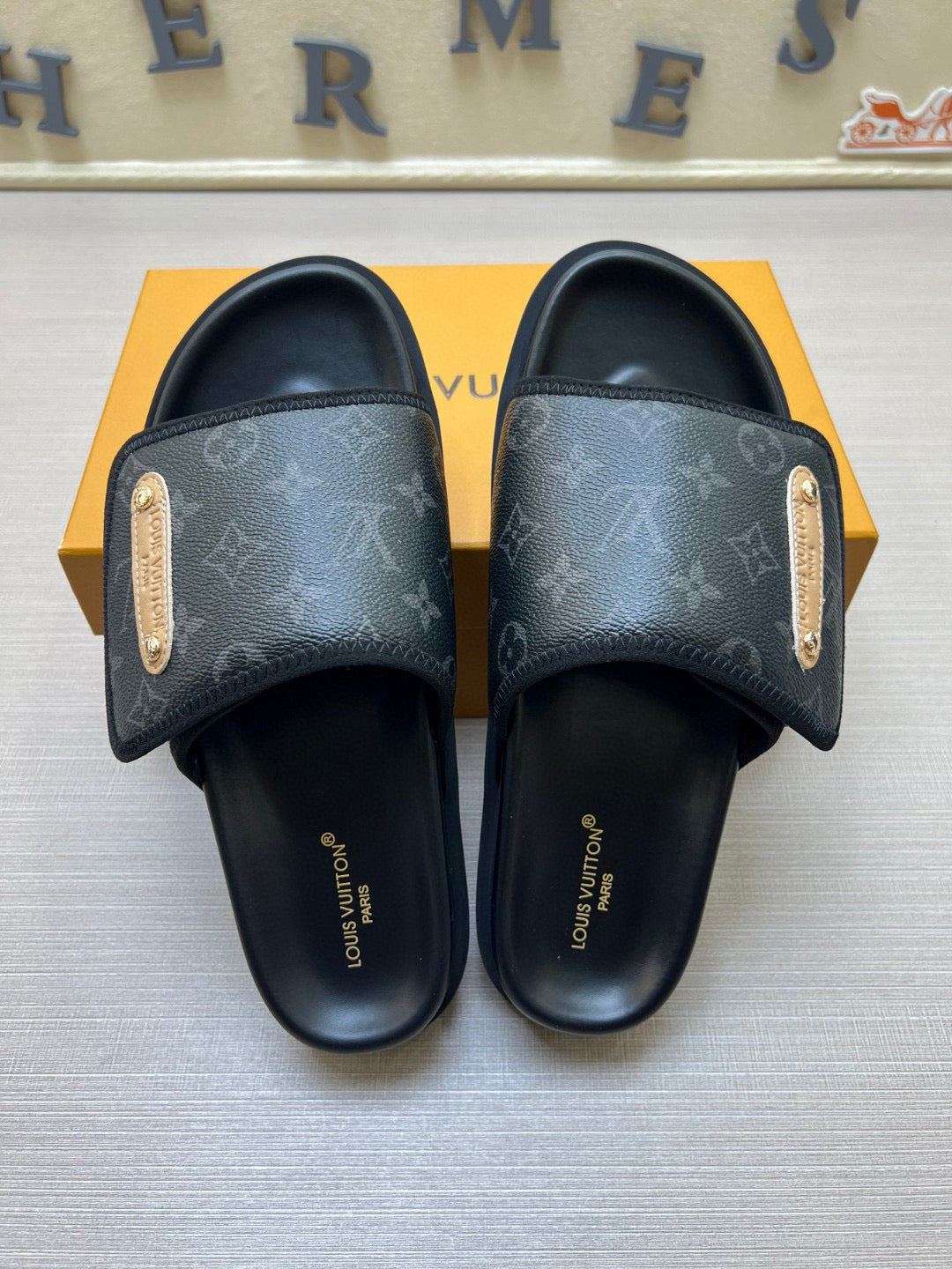 Z5N75E6  Popular Slippers