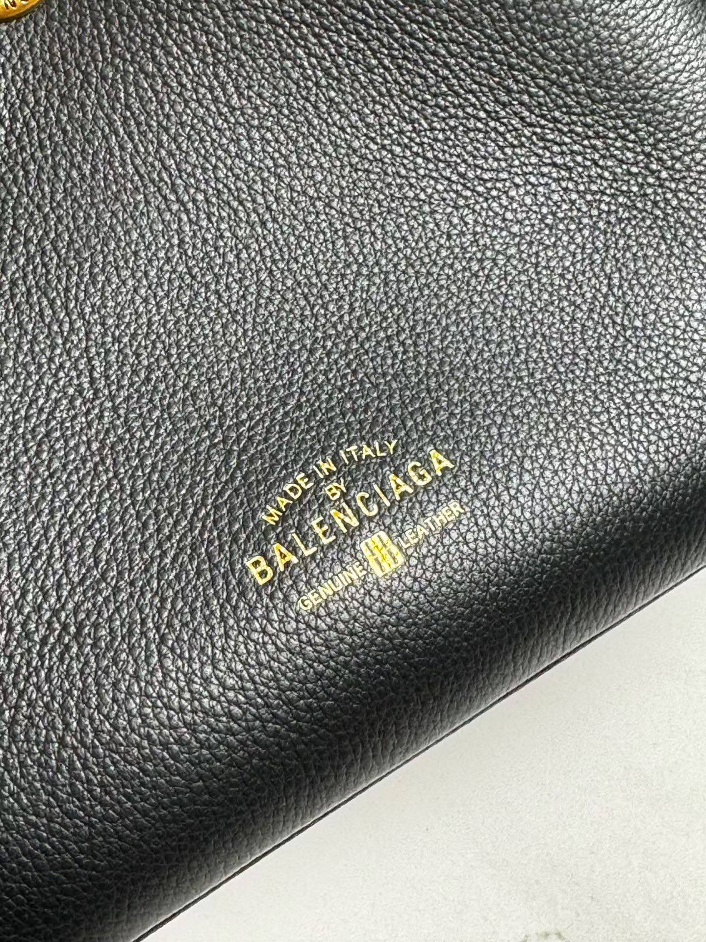 B1P46J144 Popular leather bags