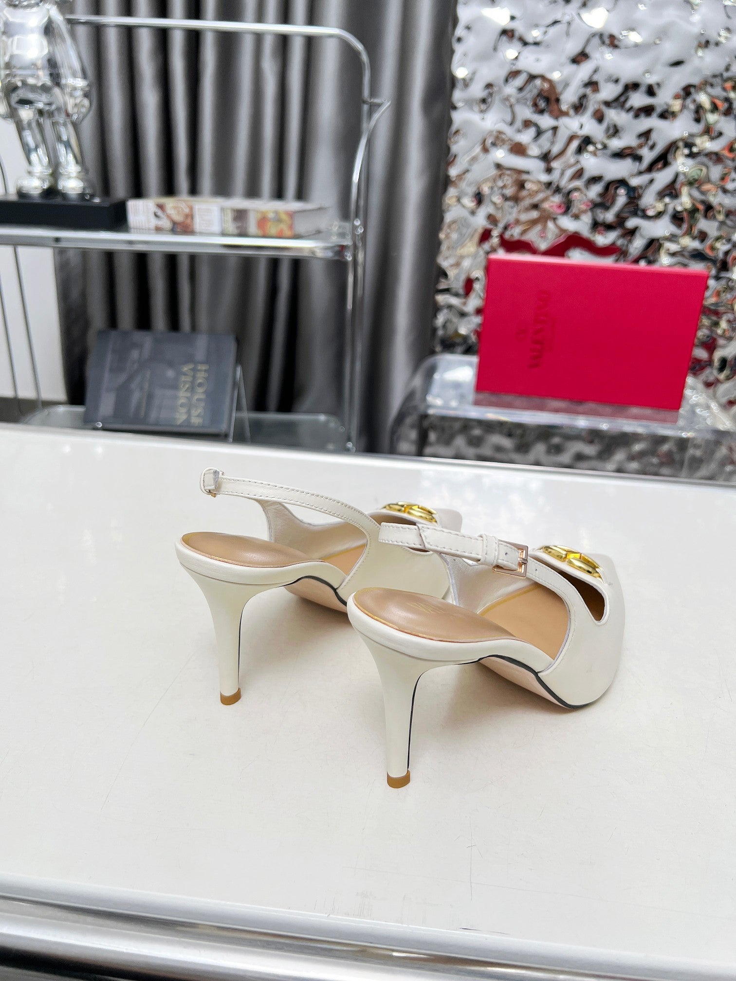 Z2R45VL17  Popular leather  High heels