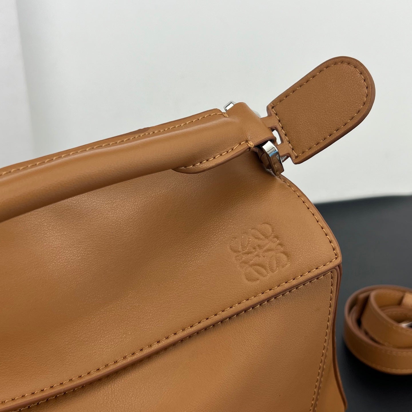 B1R66A17 Popular leather bag
