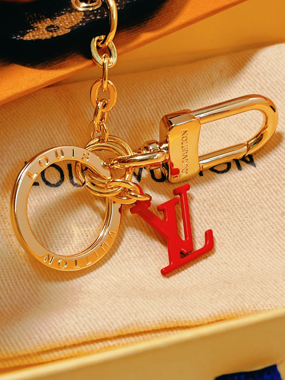 A1484E40  Popular key closure