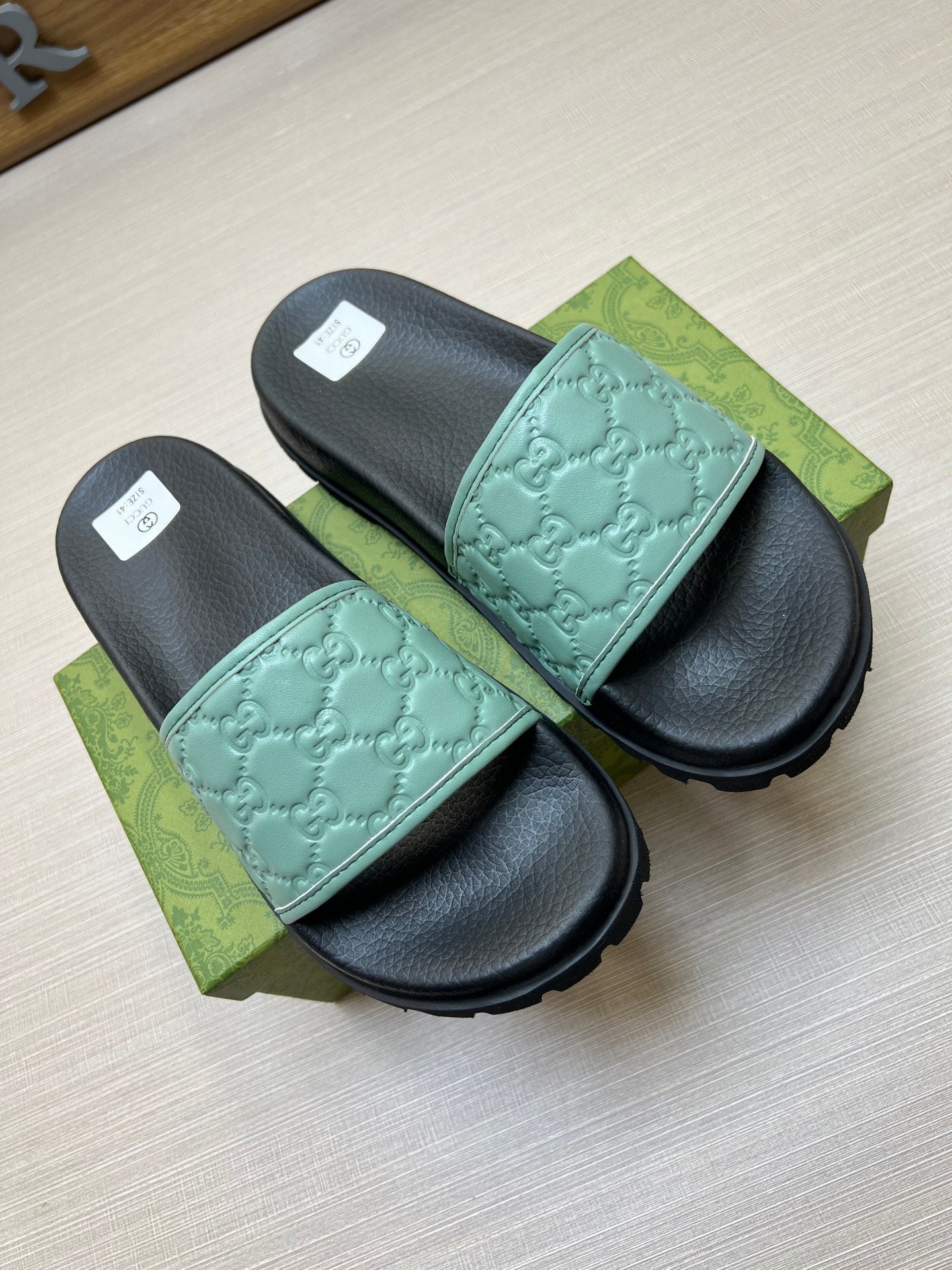 Z5X76B5  Popular slippers