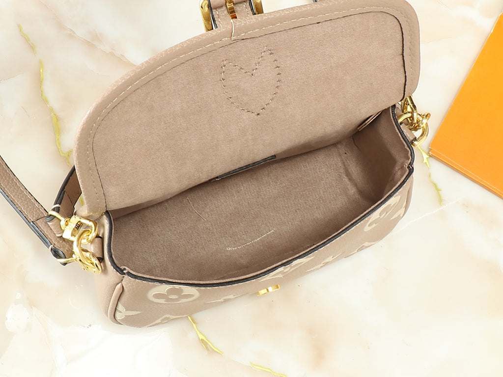 B1X45E4 Popular leather bag