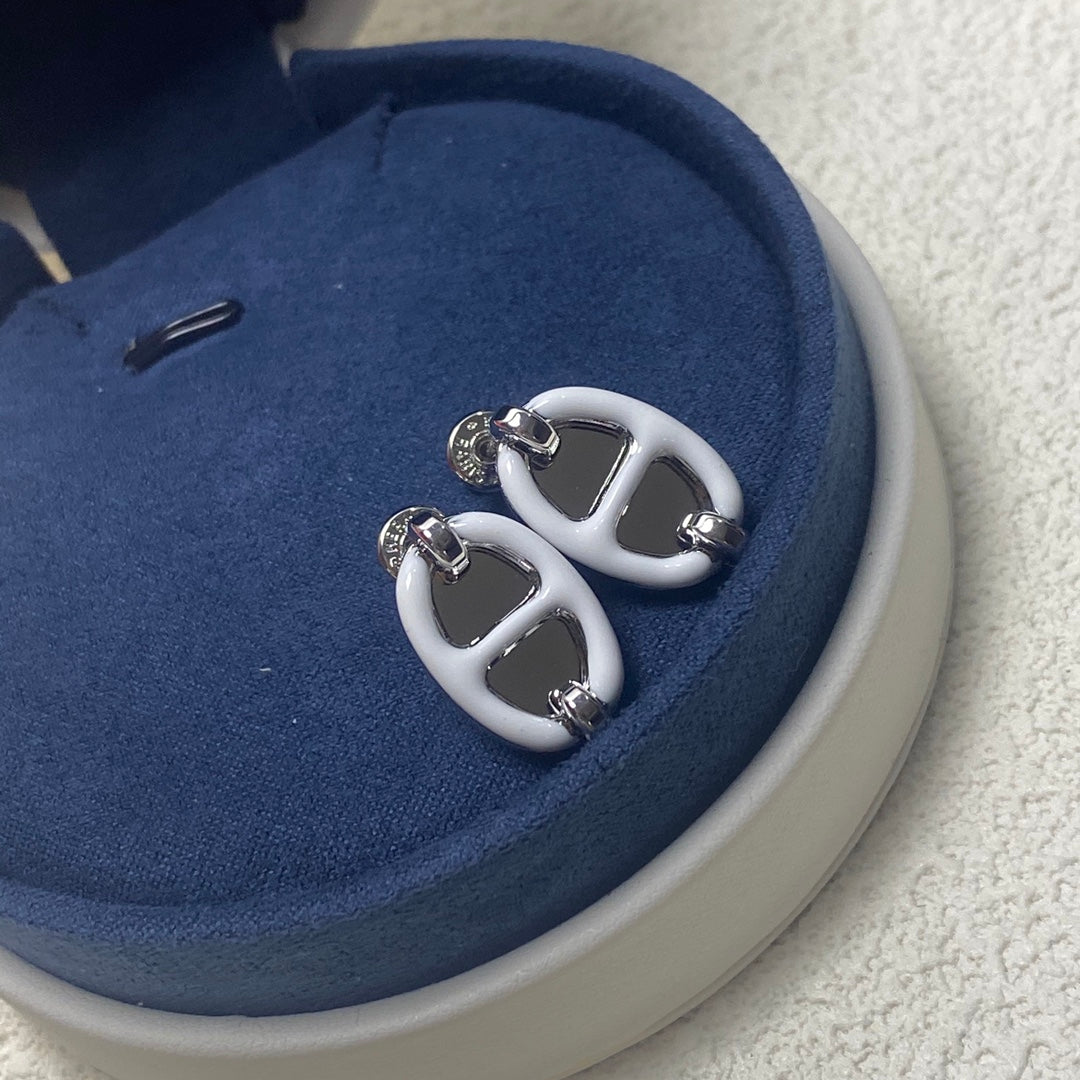 X1Q85H307X Popular Necklaces. Earrings