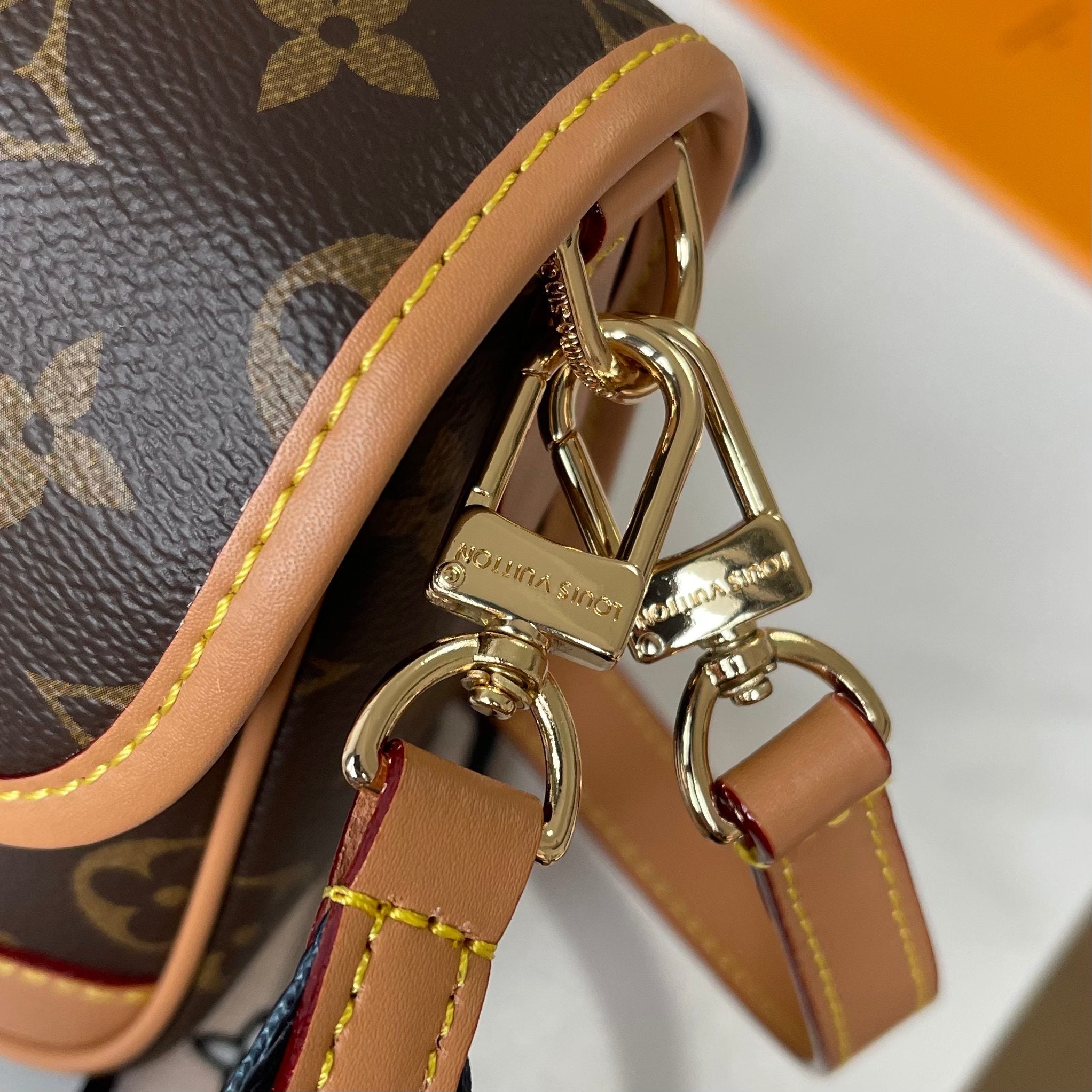 B1P36E40 Popular leather bag