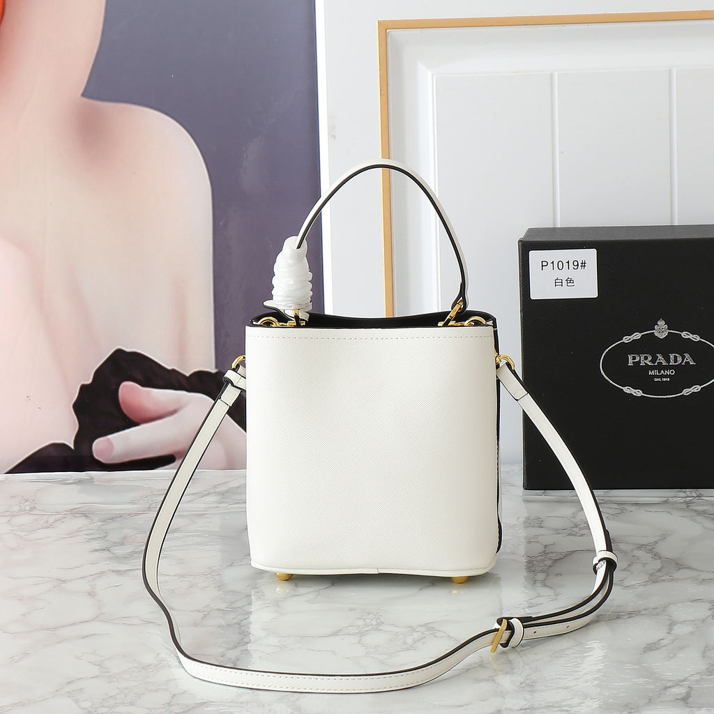 B1W35P102 Popular  leather bag