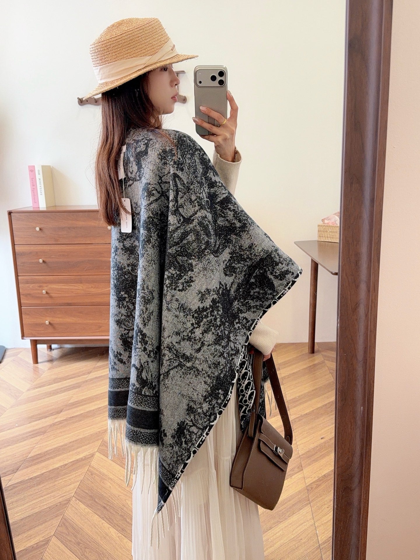 W1R86D65 Popular cape