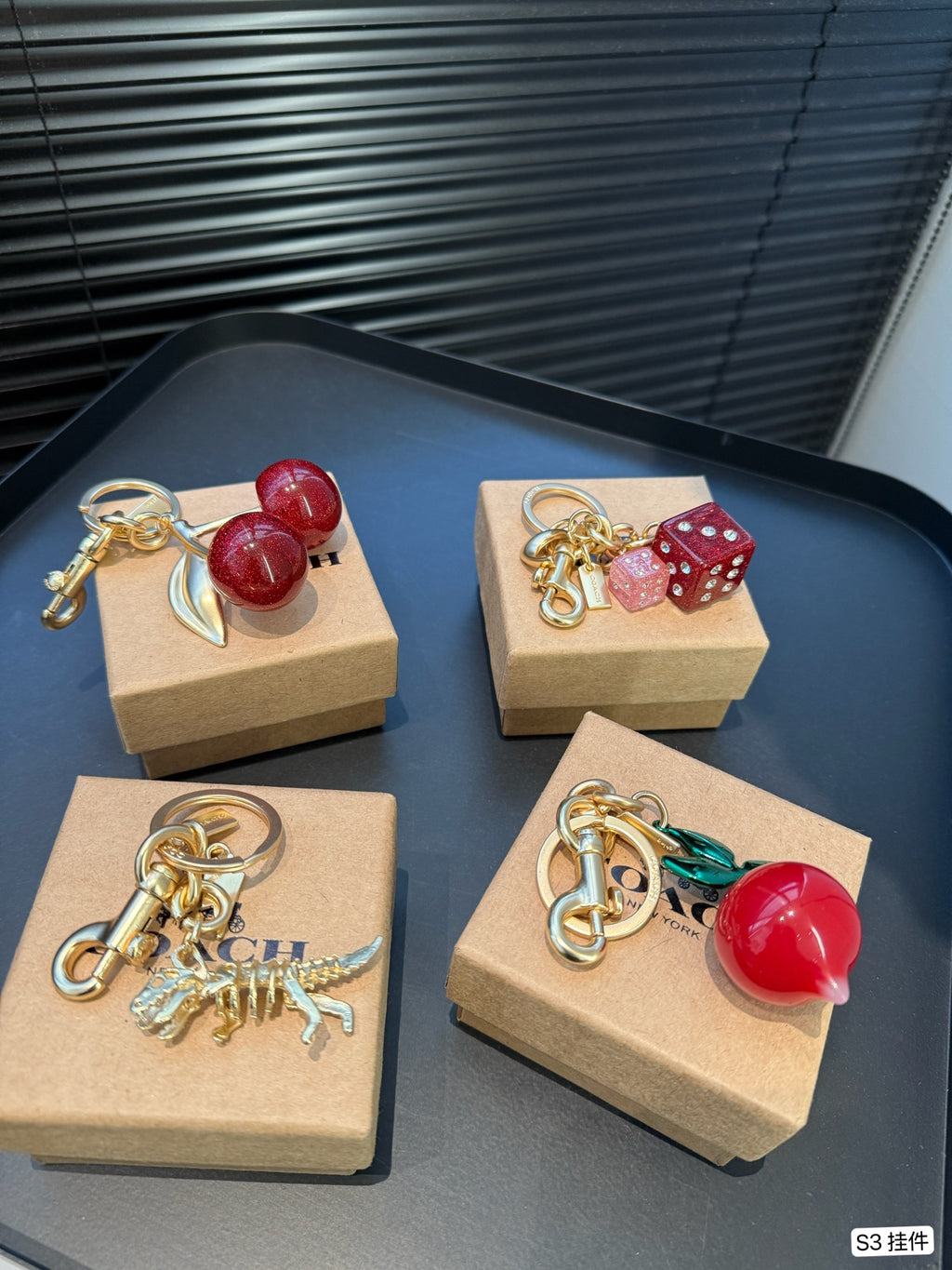 A1Z105B40 Popular bag 's charms accessories