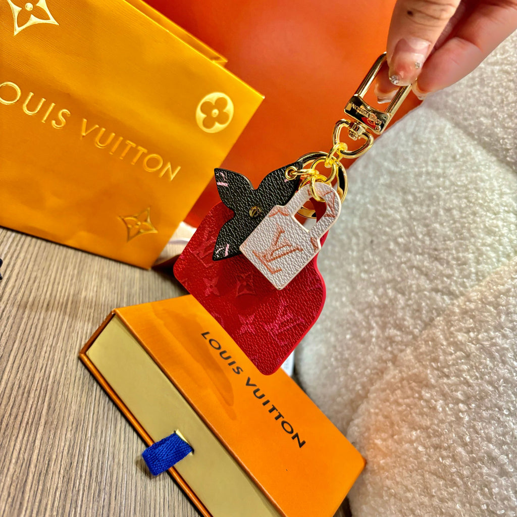 A1Z105E33 Popular bag 's charms accessories