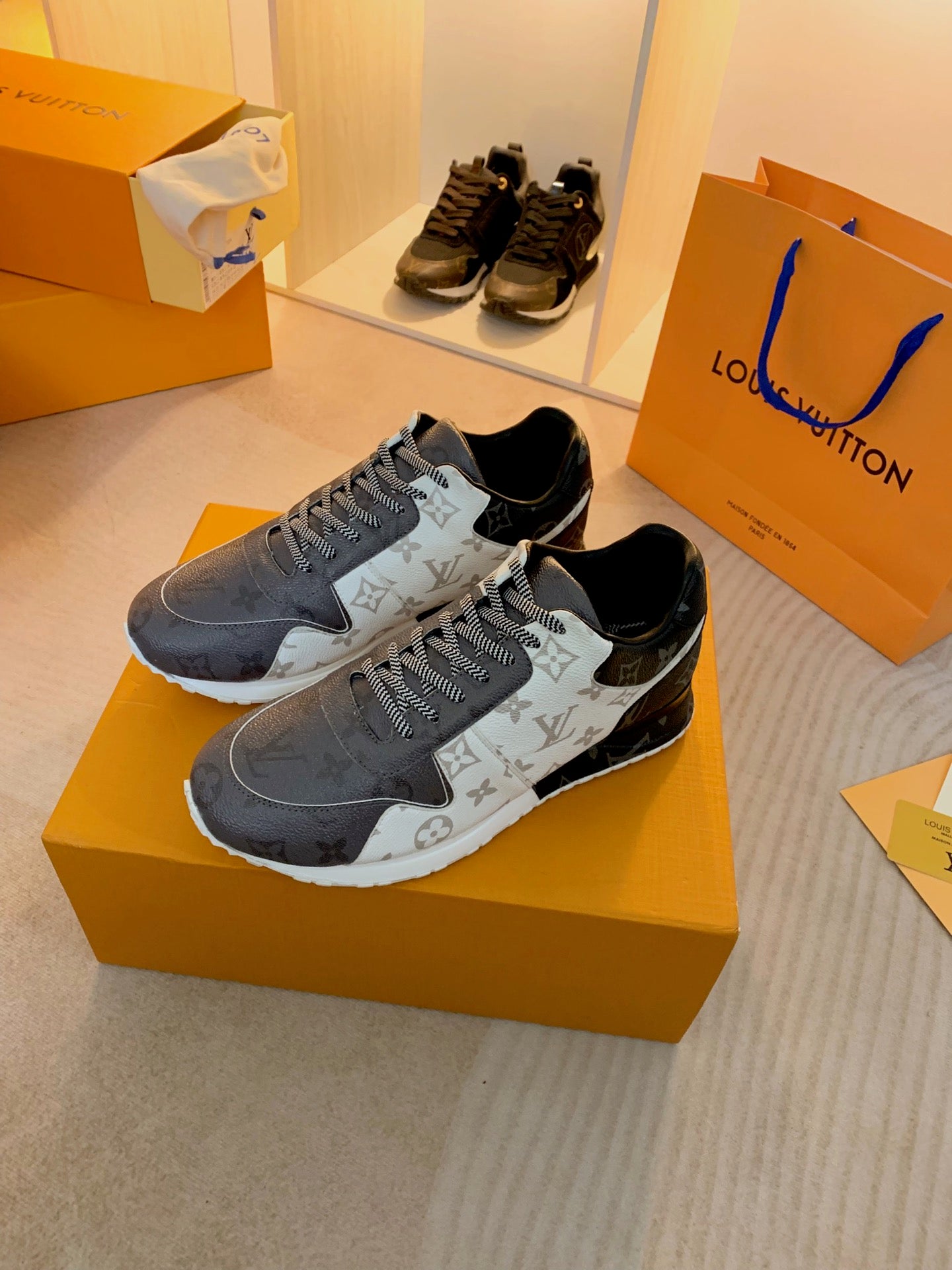 Z2Q95E103  Popular high-quality  shoes