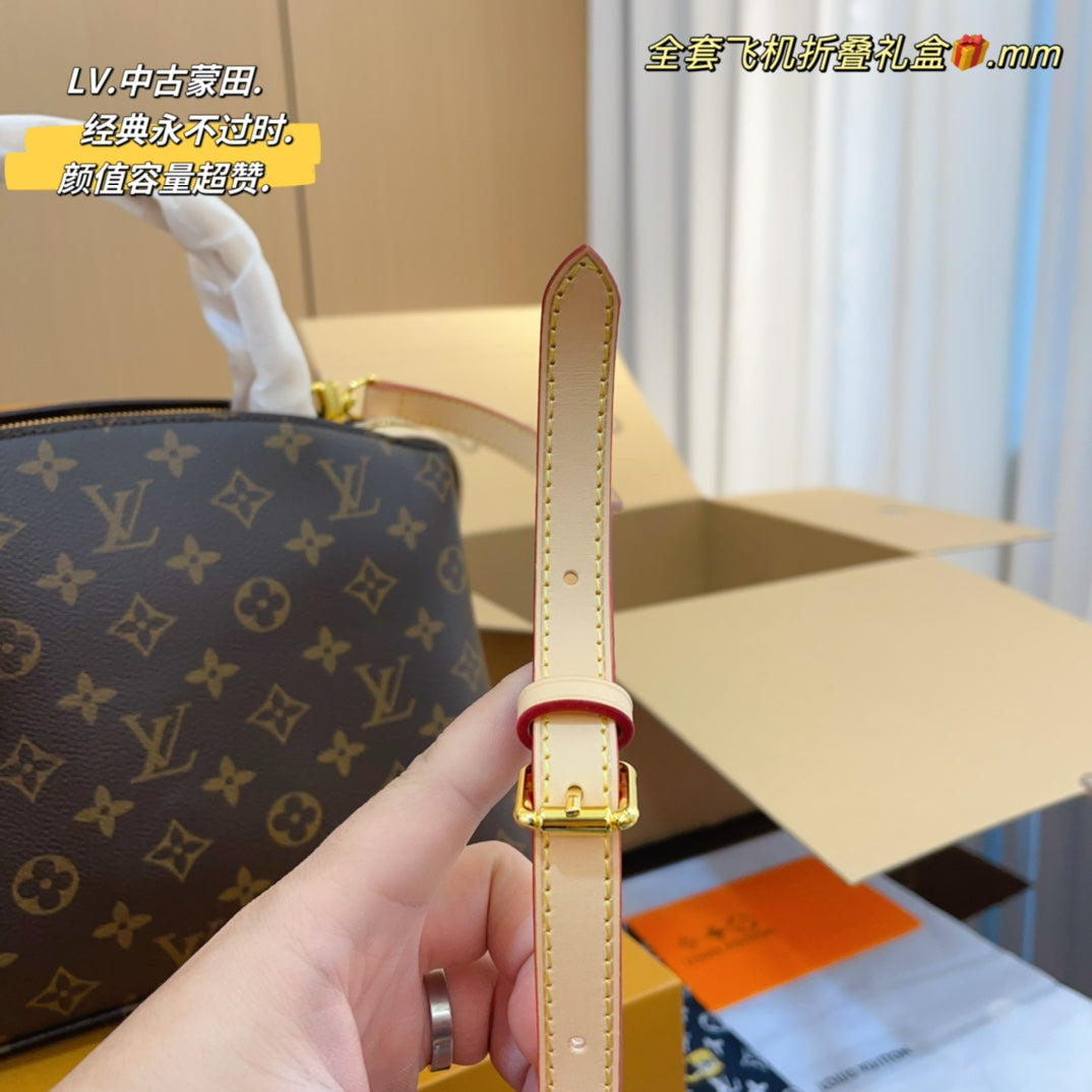 B6X103E196 Popular leather bag 