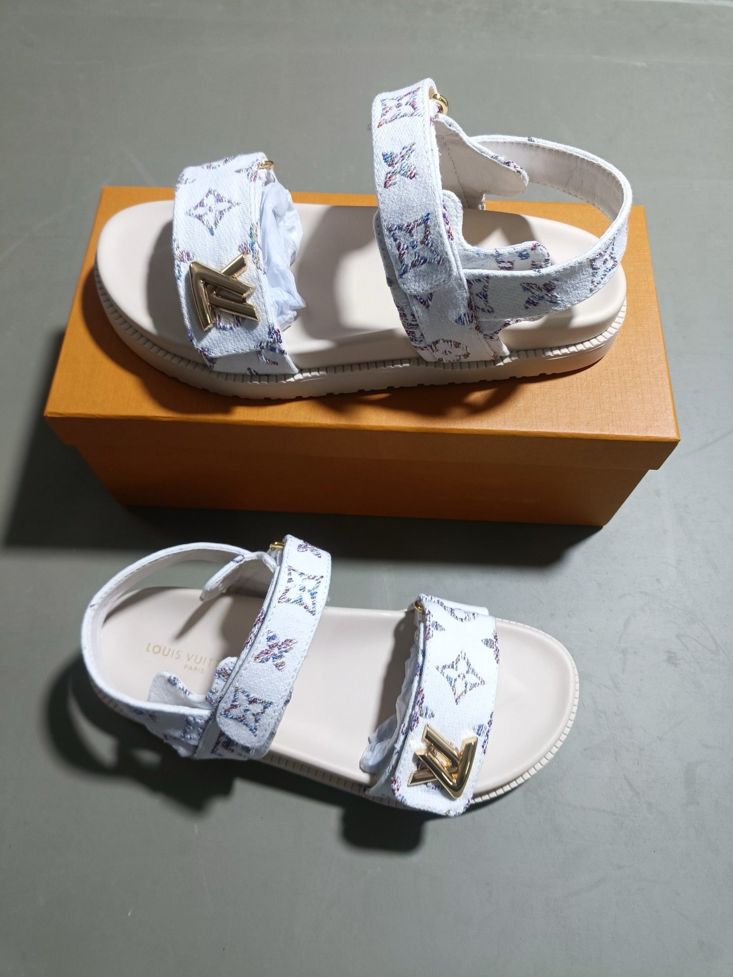 Z5LE211 Popular sandals