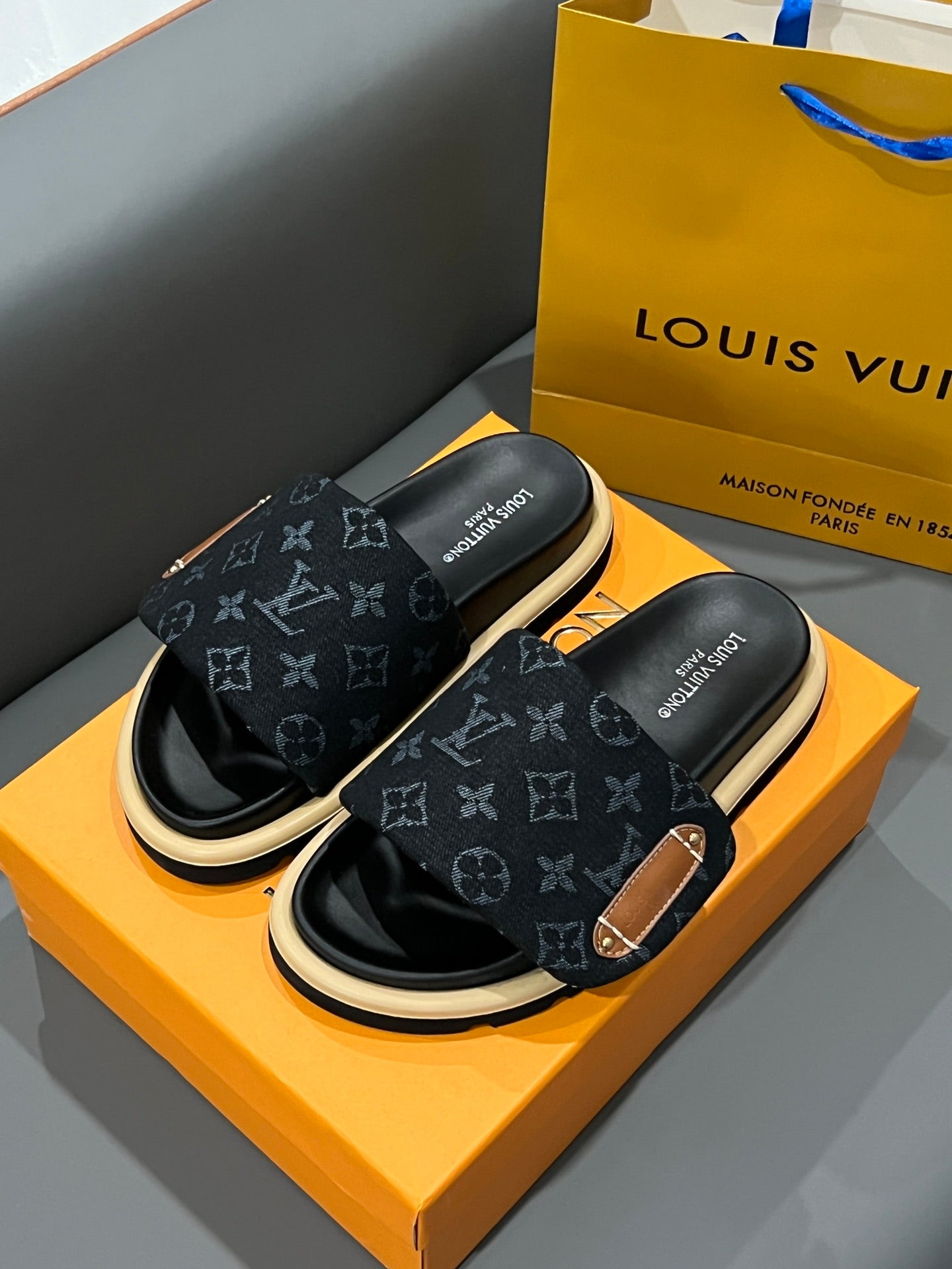 Z1Z54E73 Popular Slippers