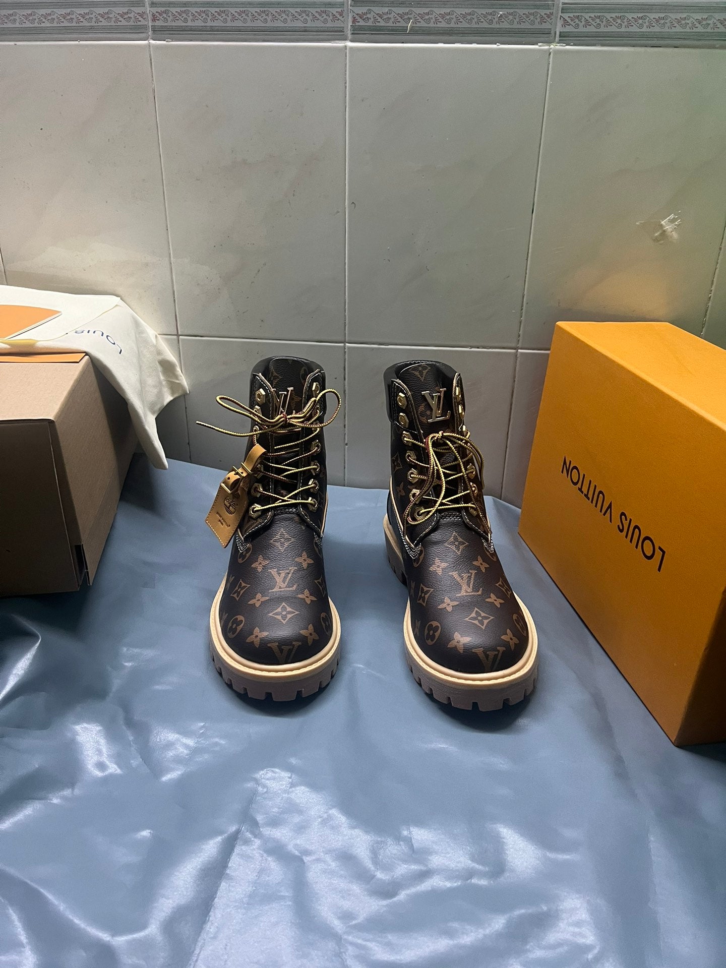 Z2Q105E382 Popular high-quality leather Boots