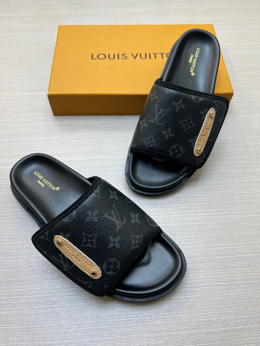 Z5N75E6  Popular Slippers