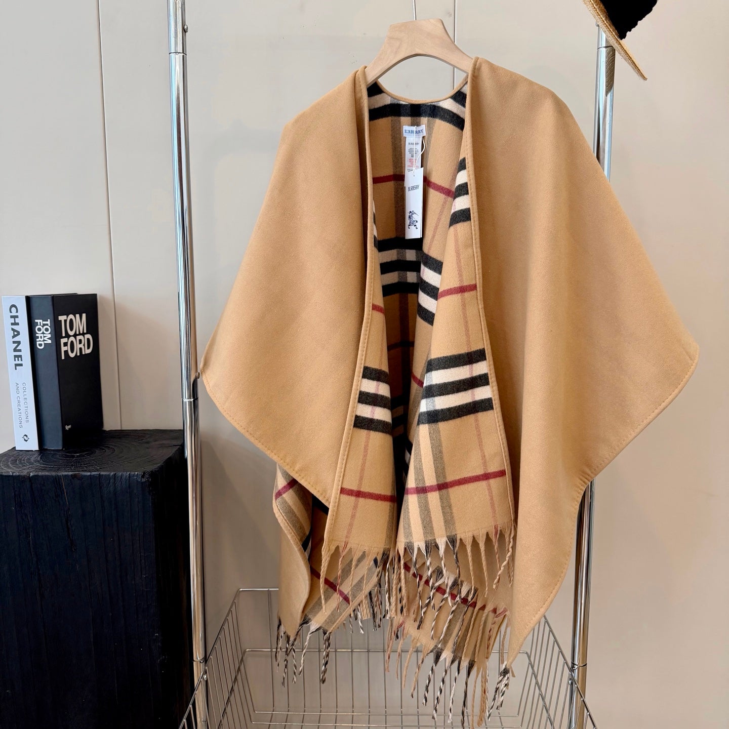 W1R86R61 Popular cape