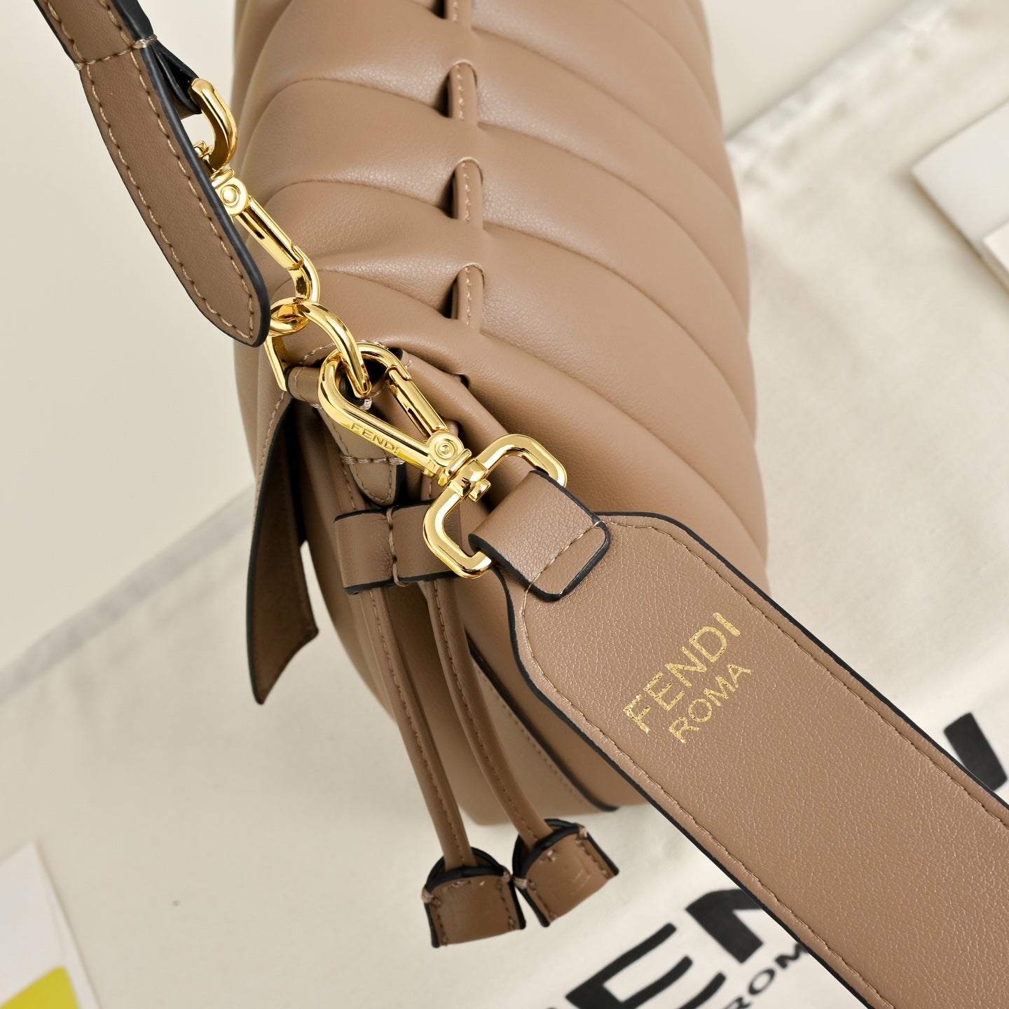 B1P36F106 Popular leather bag