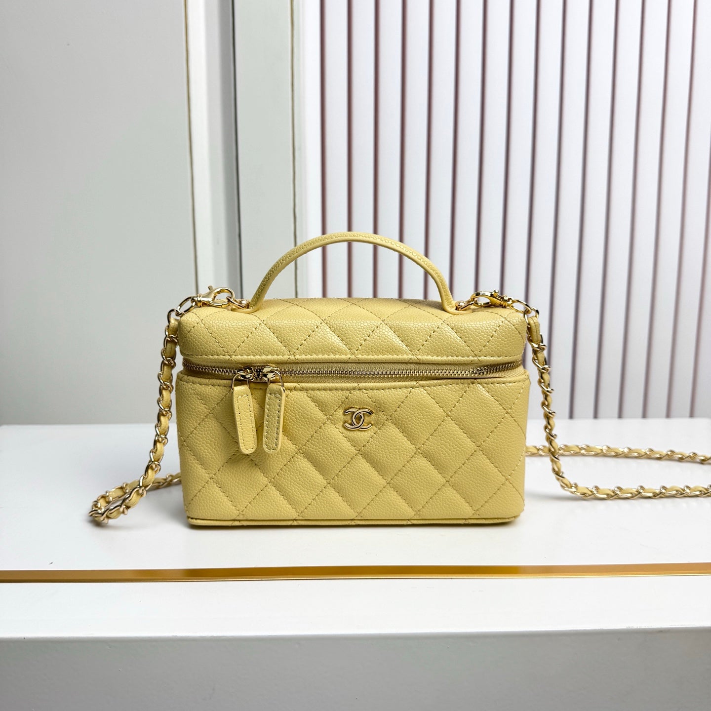 B1X66C19  Popular leather bag
