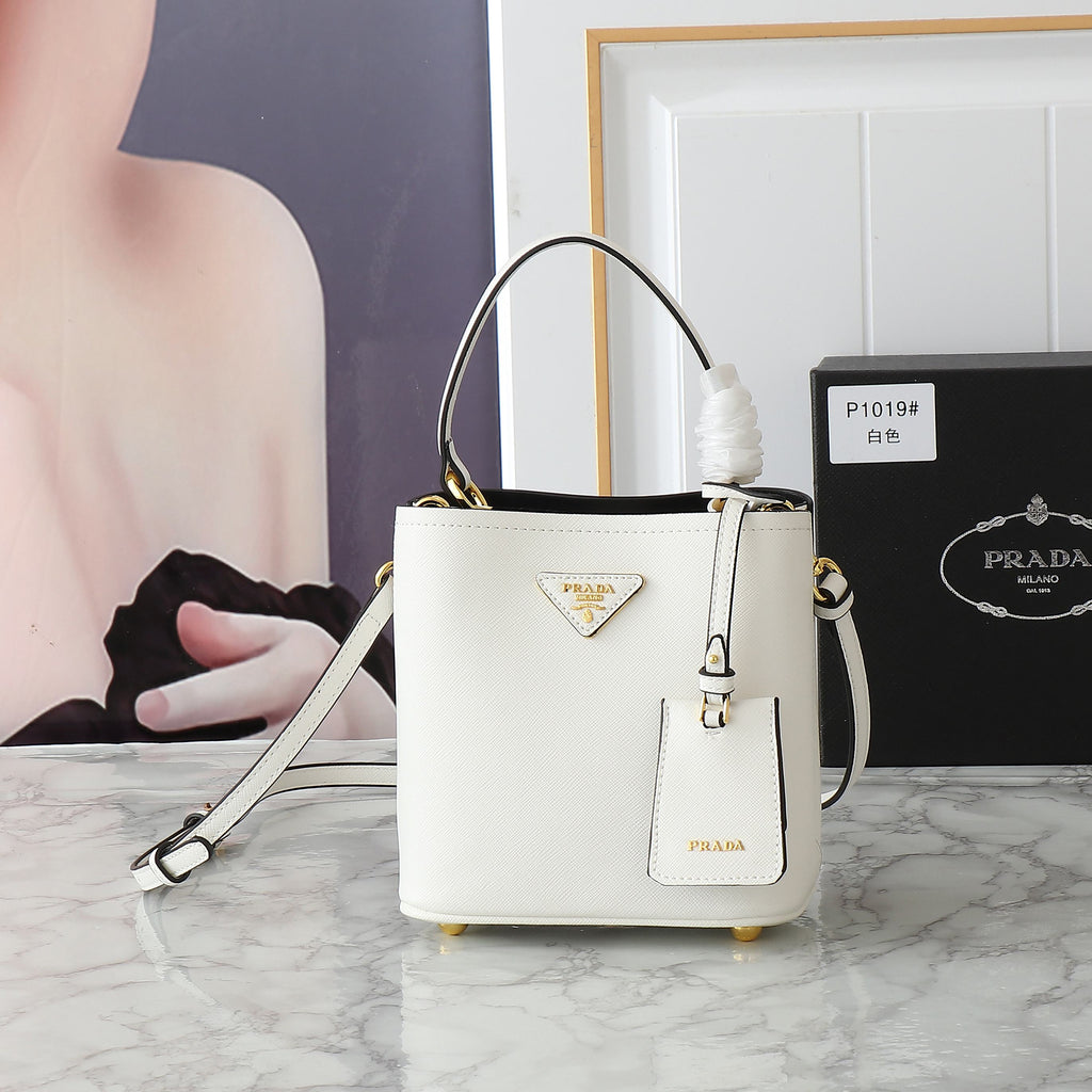 B1W35P102 Popular  leather bag