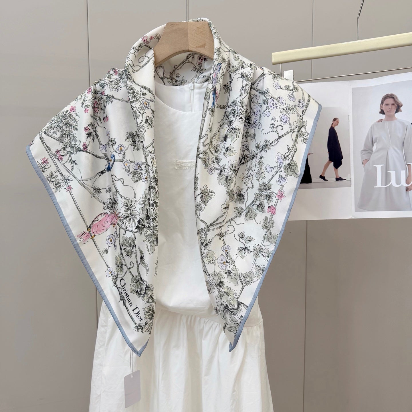 W1N36D19 Popular Silk Scarve