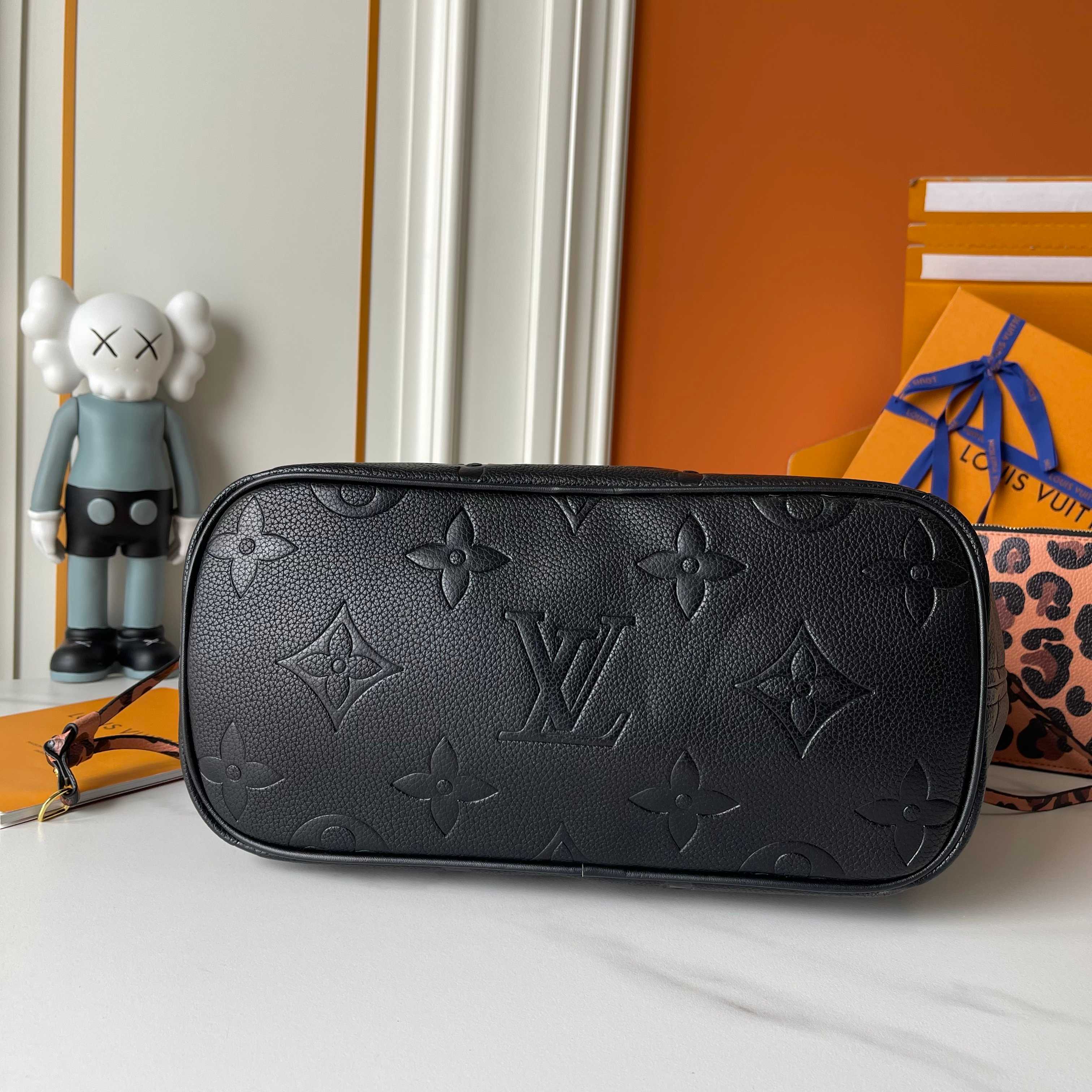 B1P46E93 Popular leather bag