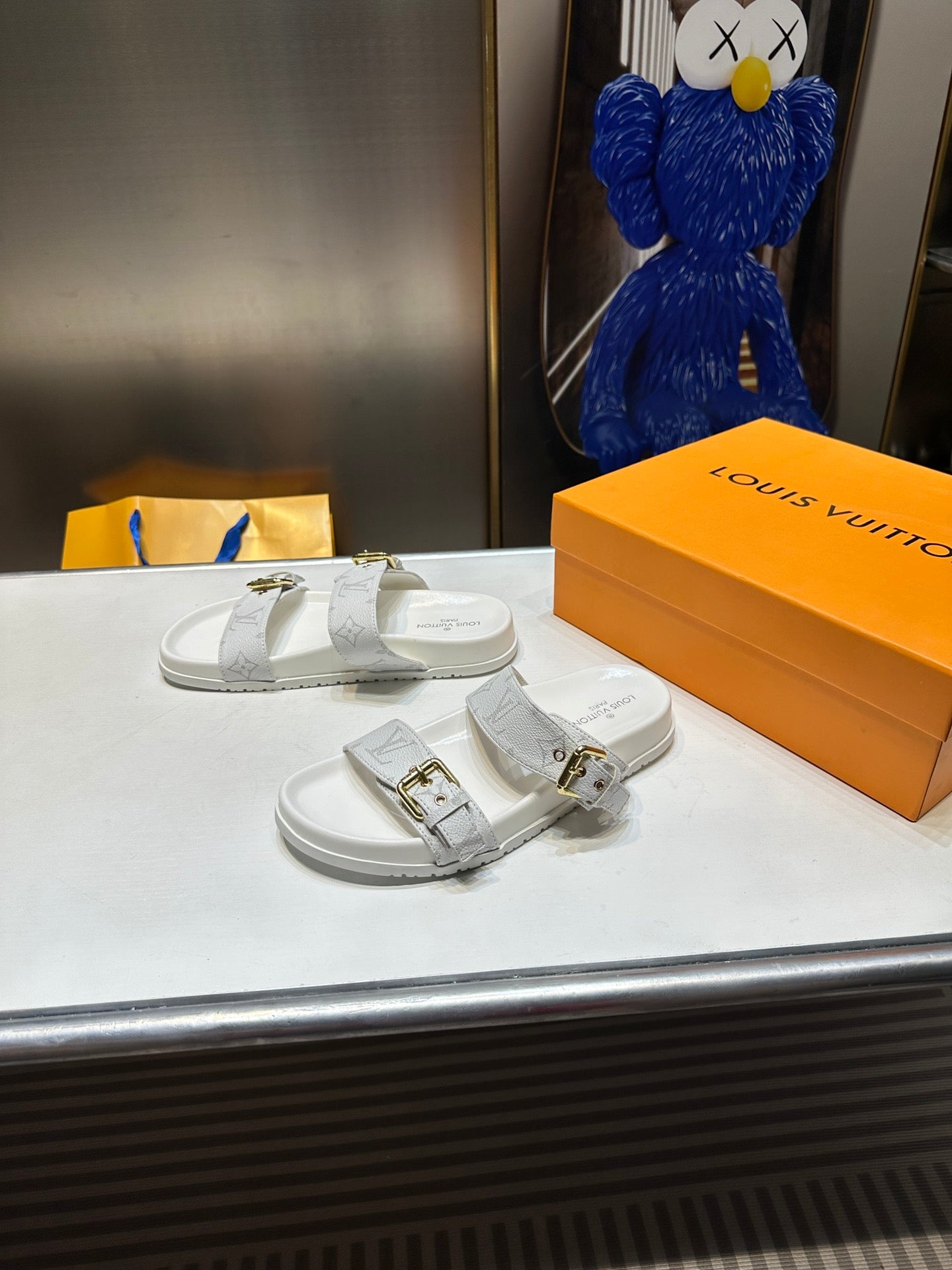 Z1ZE10 Popular sandals