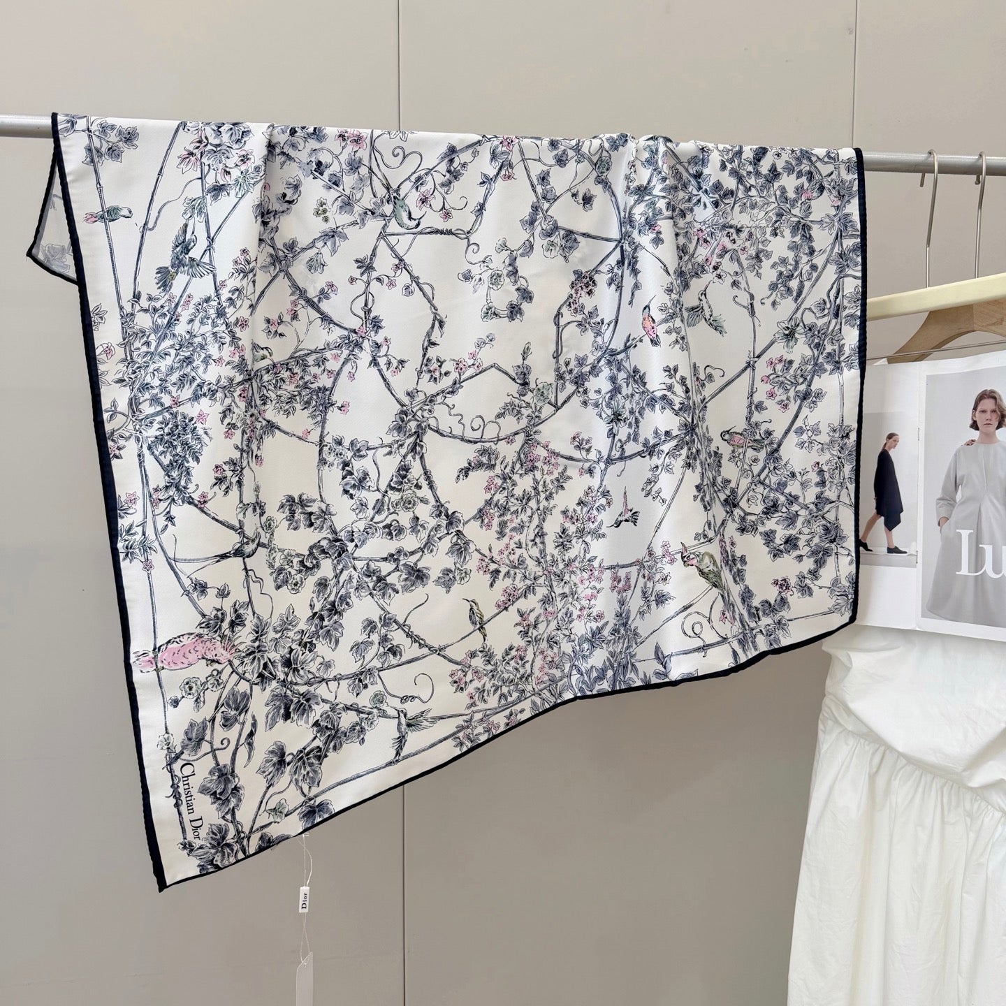 W1N36D19 Popular Silk Scarve