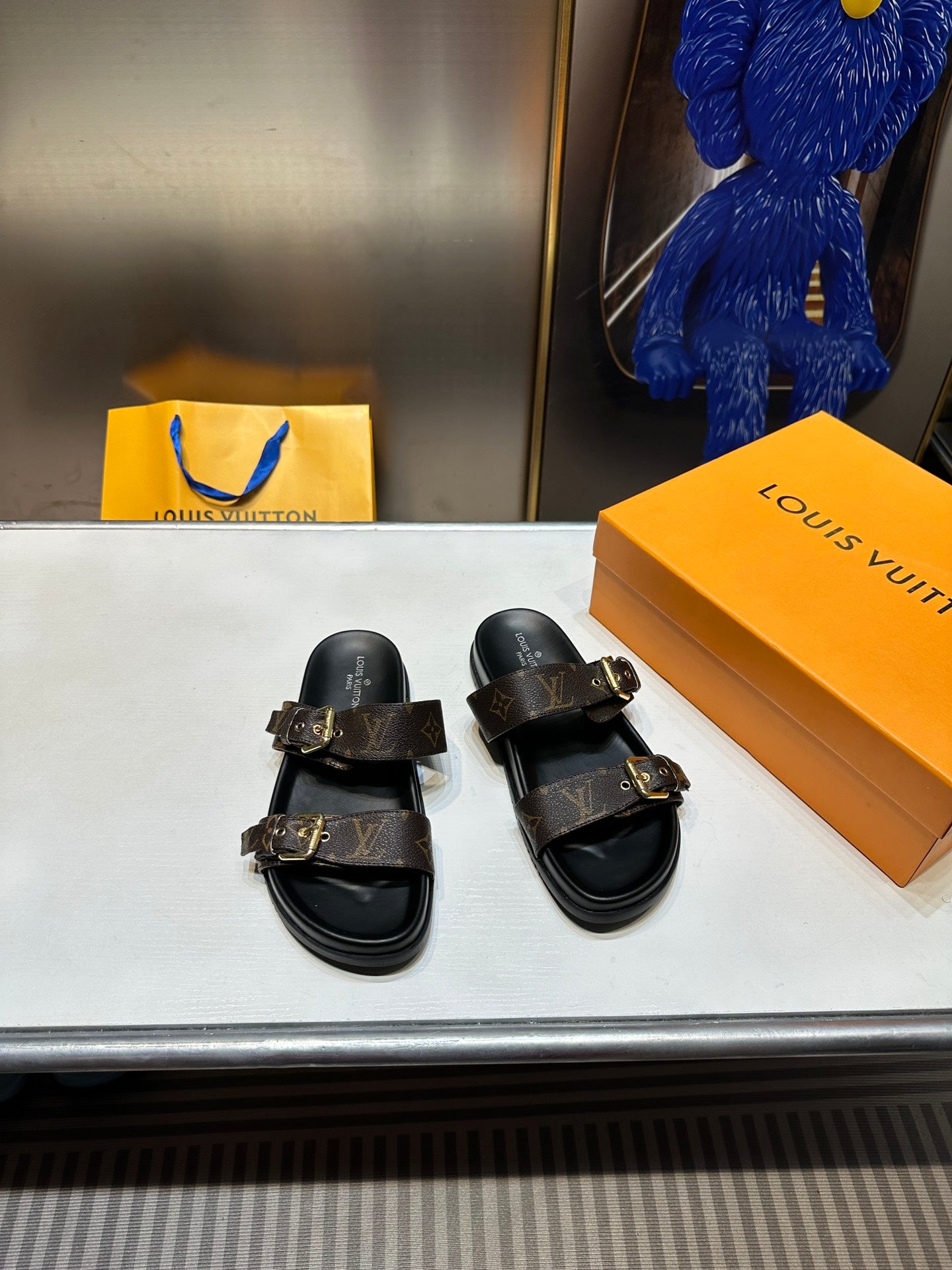 Z1ZE10 Popular sandals