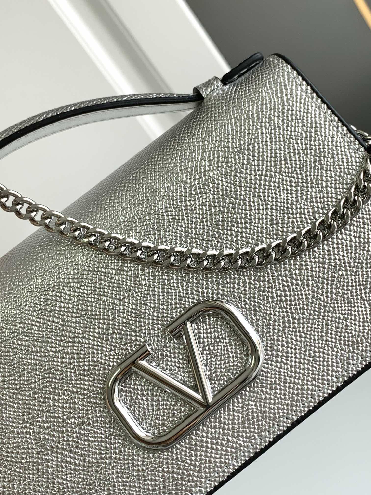 B1X44VL272 Popular leather bag 