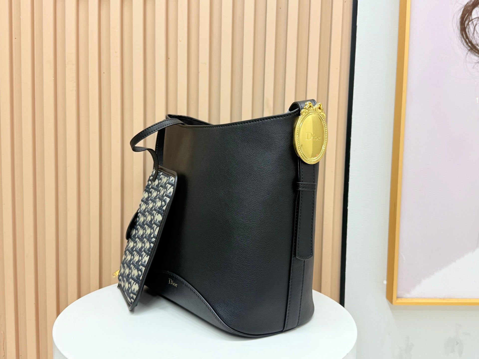 B1R76D45 Popular leather bag