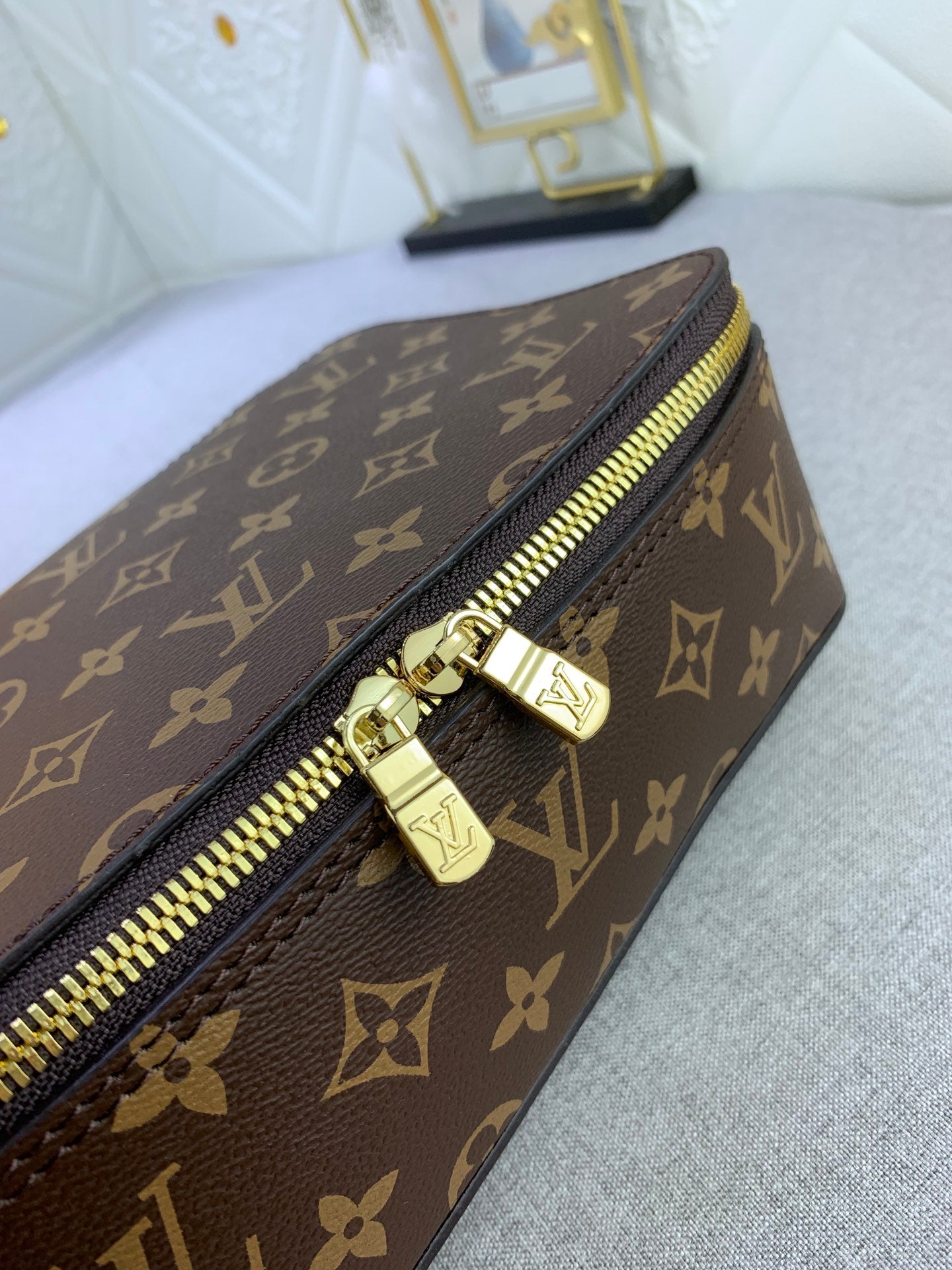 B1X34E272 Popular  leather bag 