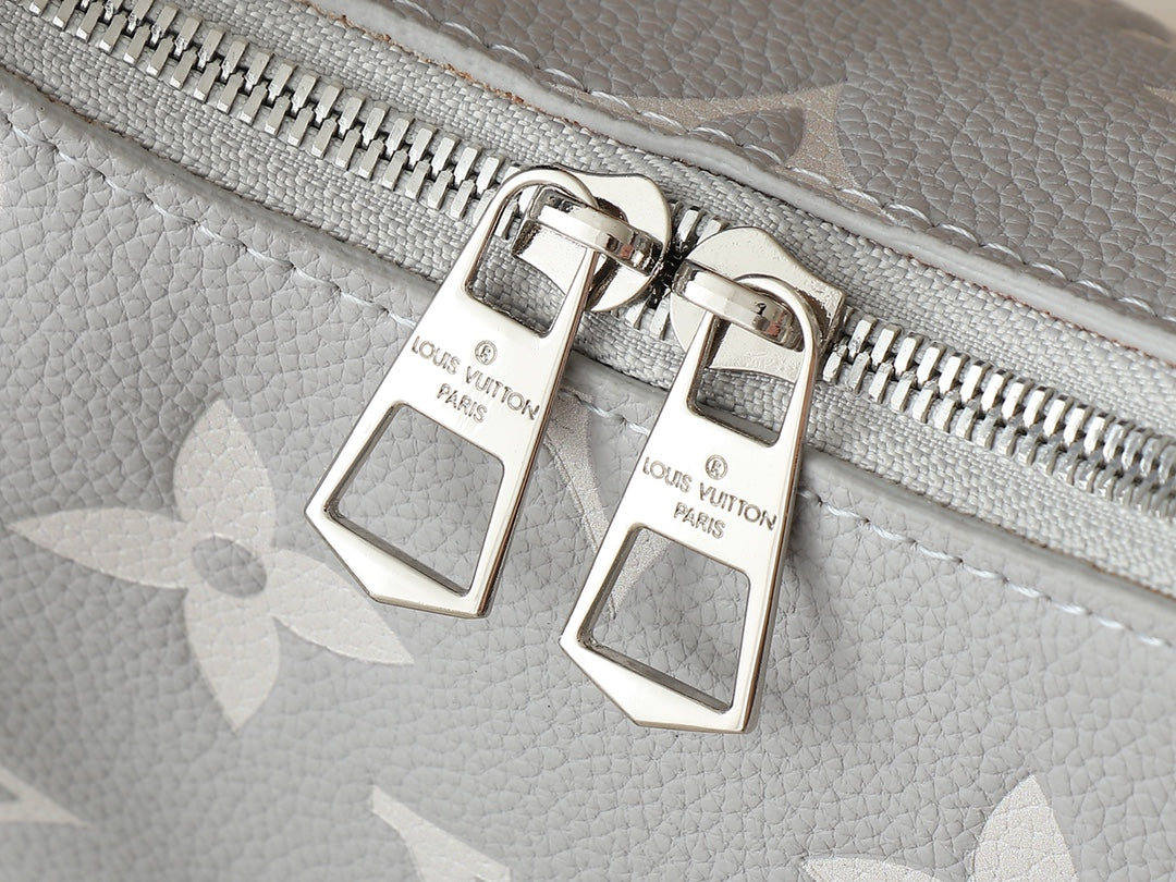 B1R76E49 Popular leather bag