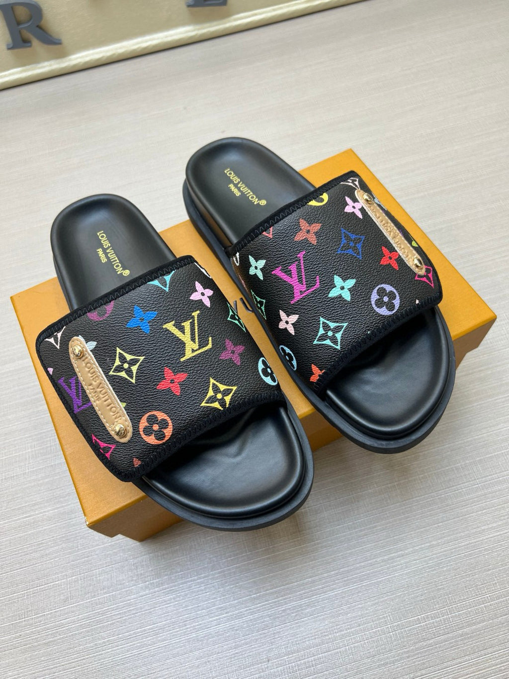 Z5N75E6  Popular Slippers