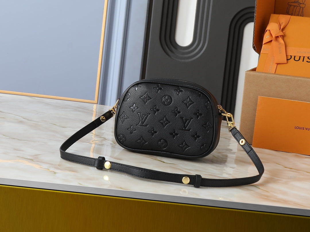 B1R15E147 Popular leather bag