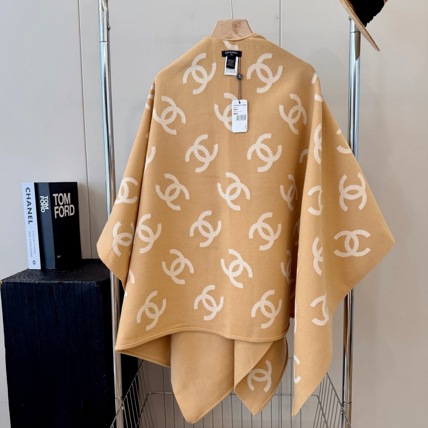 W1R86C60 Popular cape